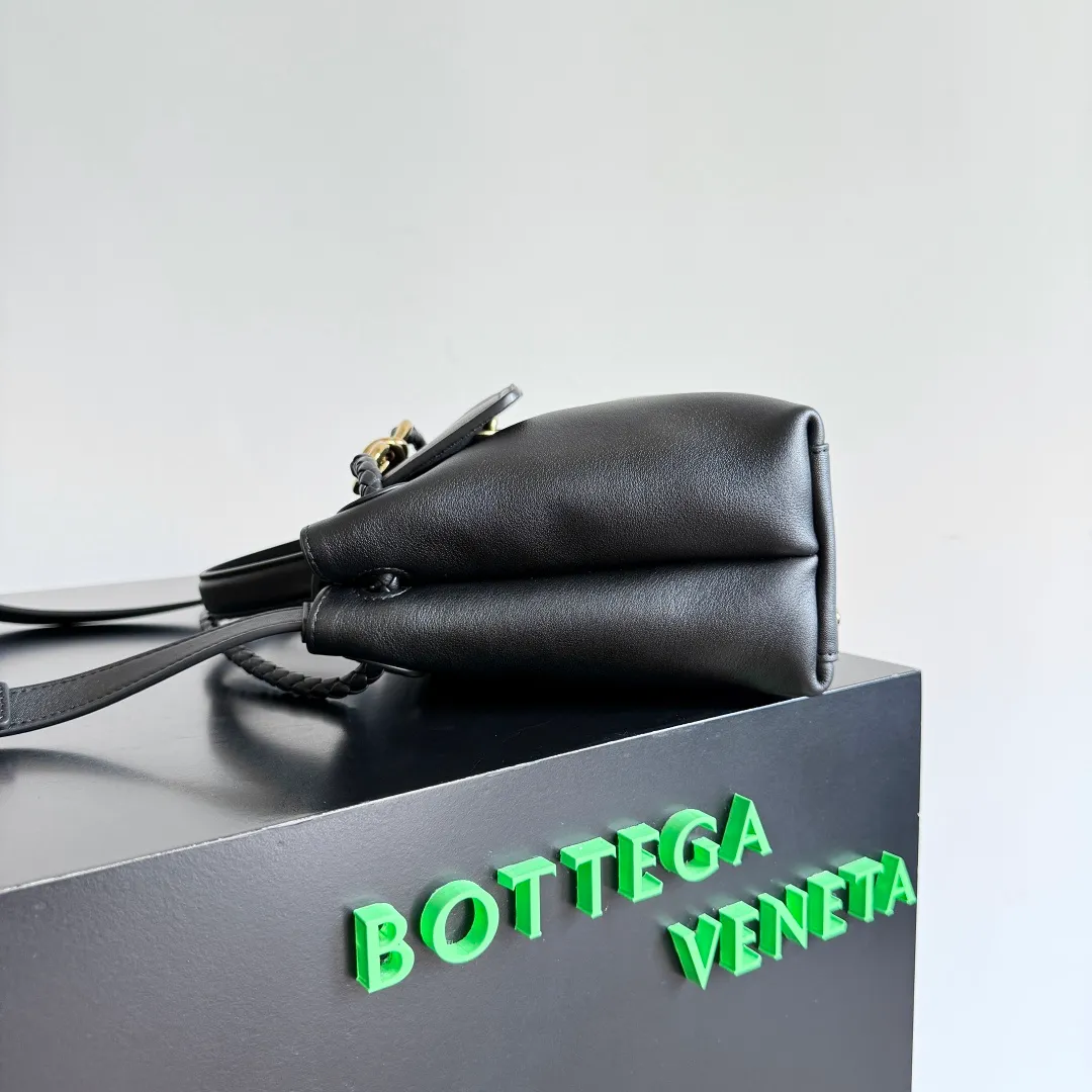 Batch 2060 BottegaVeneta Latest Ciao Ciao Bag Silky cowhide two-way flap handbag with signature twist detail, hidden hook closure, flap can be fastened to the front or attached to the INTRECCIATO woven internal pocket, comes with an adjustable and removable crossbody strap, internal compartment, and also features a zippered pocket. The surprise flap has various shapes. Style 1 - Cover the bag surface, exposing the knot and knot decoration. Style 2 - Place the flap inside the bag. A buckle is also designed. Style 3 - The U-shaped position of the top handle in the hand bag. Style No.: 835835 Size: 26*19*10.5cm